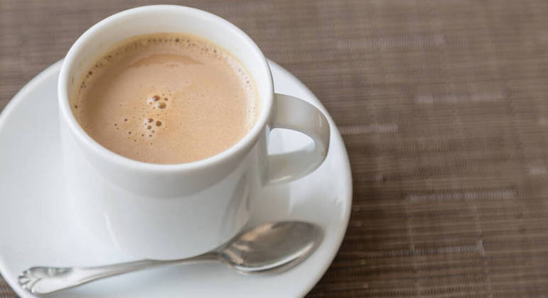 Café com leite é rico em polifenóis e aminoácidos, combinação investigada no estudo