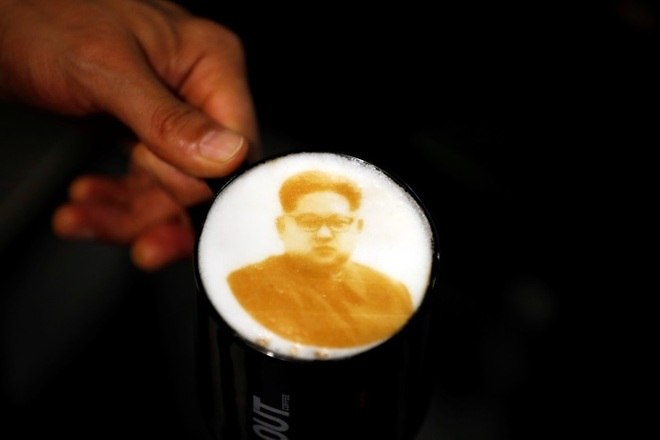 Resultado de imagem para Cafeteria sul-coreana vende cafÃ© com imagens de Kim Jong-un