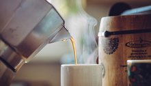 Consumir até 3 xícaras de café por dia reduz risco de hipertensão 