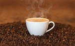 Os benefícios do consumo moderado de café são amplamente conhecidos. Diversos estudos já o associaram a uma melhora da saúde cardiovascular, menor risco de desenvolver doença de Parkinson, melhores níveis de energia, redução do risco de ter diabetes tipo 2 e depressão, entre outros efeitos positivos. Entretanto, neste Dia Nacional do Café, é importante lembrar que essa não é uma bebida que pode ser ingerida em grandes quantidades, especialmente por algumas pessoas que podem sofrer com os efeitos indesejados de um componente específico do café: a cafeína