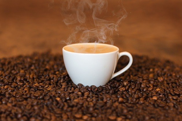 Os benefícios do consumo moderado de café são amplamente conhecidos. Diversos estudos já o associaram a uma melhora da saúde cardiovascular, menor risco de desenvolver doença de Parkinson, melhores níveis de energia, redução do risco de ter diabetes tipo 2 e depressão, entre outros efeitos positivos. Entretanto, neste Dia Nacional do Café, é importante lembrar que essa não é uma bebida que pode ser ingerida em grandes quantidades, especialmente por algumas pessoas que podem sofrer com os efeitos indesejados de um componente específico do café: a cafeína