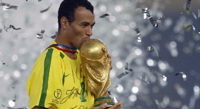 Cafu com a taça da Copa do Mundo, em 2002, quando o Brasil foi pentacampeão