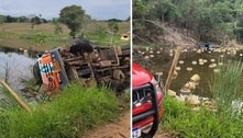 Caminhão com mais de 300 botijões de gás tomba dentro de lagoa em Esmeraldas (MG)