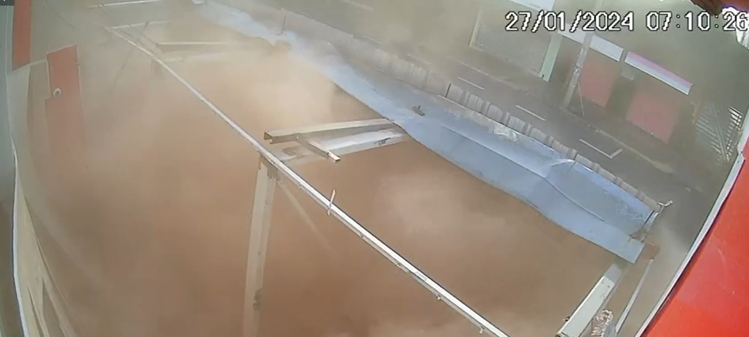 Marquise desaba no centro de Uberlândia(MG) na manhã deste sábado