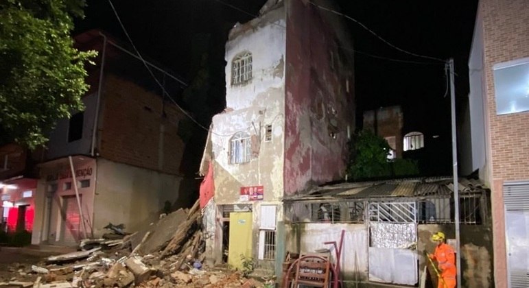 Casa desaba, e três pessoas morrem soterradas em Caratinga (MG