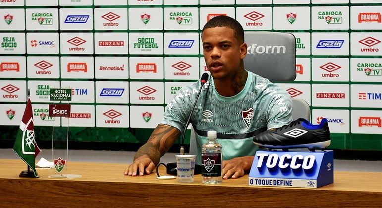 Caio Paulista durante coletiva de imprensa pelo Fluminense