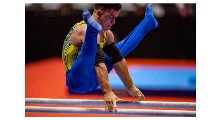 Caio Souza compete nas barras paralelas nas finais do aparelho durante o Campeonato Mundial de Ginástica Artística 