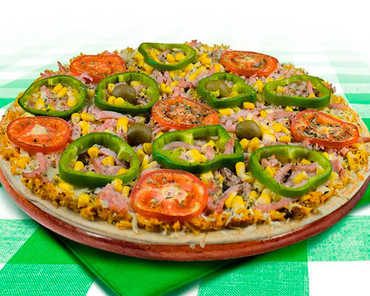 Caipira - Farta, essa pizza traz molho de tomate, frango desfiado, queijo muçarela, presunto, milho, cebola, tomate, azeitona, orégano e pimentão fatiado. Sugerida por Rede Leve Pizza. 