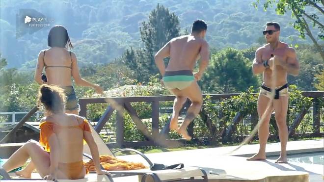 Com uma corda que Leo e Felipe encontraram na baia, os peÃµes organizaram duas brincadeiras: de pular corda e passar por debaixo da cordinha