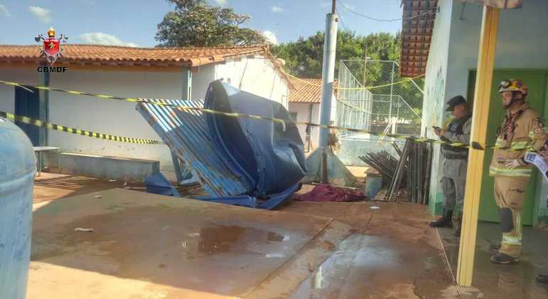 Caixa d'água cai e atinge funcionária em escola de Goiás
