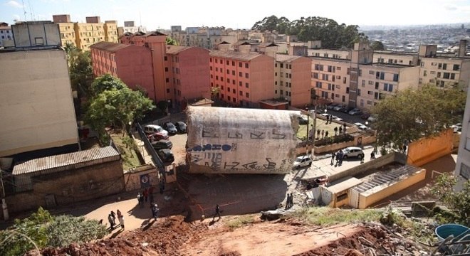 Estrutura cedeu, rolou em barranco e atingiu ao menos dois carros