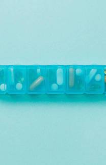 Caixas organizadoras para remédios podem ser úteis, mas exigem alguns cuidados (Freepik)