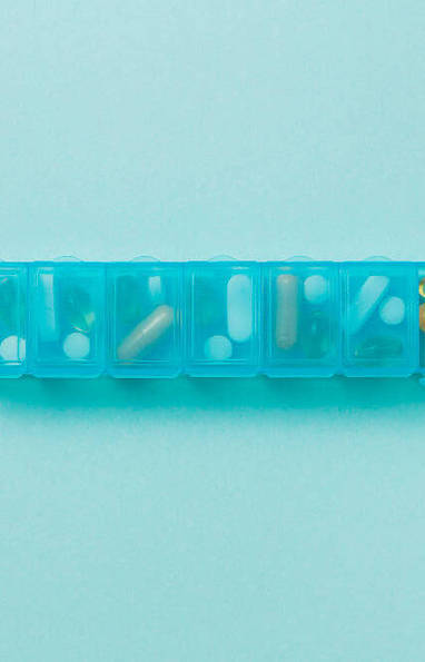 Caixas organizadoras para remédios podem ser úteis, mas exigem alguns cuidados (Freepik)