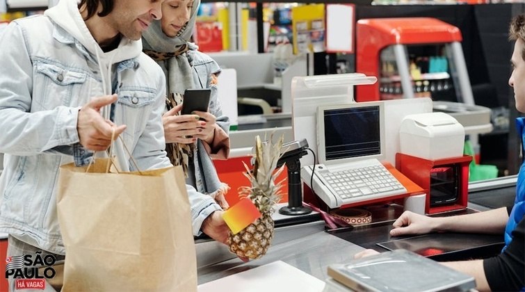 Caixa de supermercadoOs sistemas de autoatendimento já vêm tomando o lugar dos caixas de supermercado, com o aumento de meios de pagamento digitais. A praticidade de não depender de dinheiro físico torna os caixas automáticos muito mais atraentes para quem não tem tempo a perderCONFIRA TAMBÉM: Enem 2023: apoio emocional e metas realistas estão entre as 7 dicas para a reta final de estudos