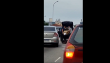 Caixão cai de carro fúnebre em avenida de São Paulo e motorista registra a cena