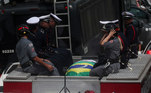 Bombeiros e militares ficam ao lado de caixão