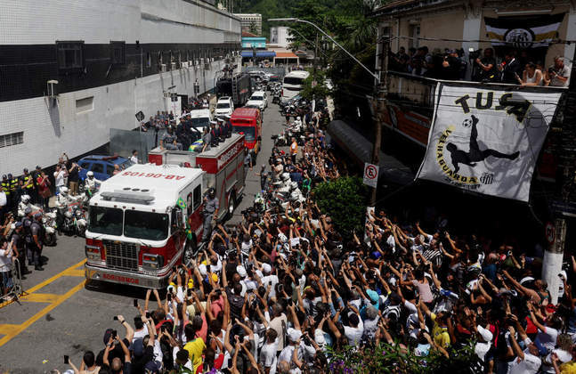 Cortejo passa pelas ruas de Santos, e torcedores aplaudem