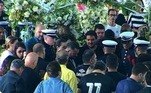 Velório é encerrado após 24h e caixão de Pelé é fechado. Familiares e amigos aplaudem o Rei