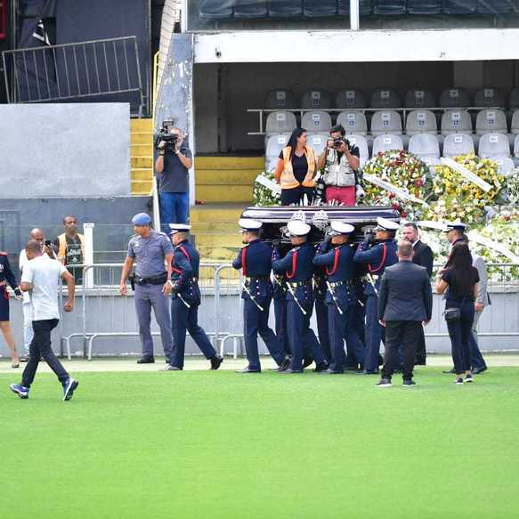 Caixão de Pelé é fechado na Vila Belmiro