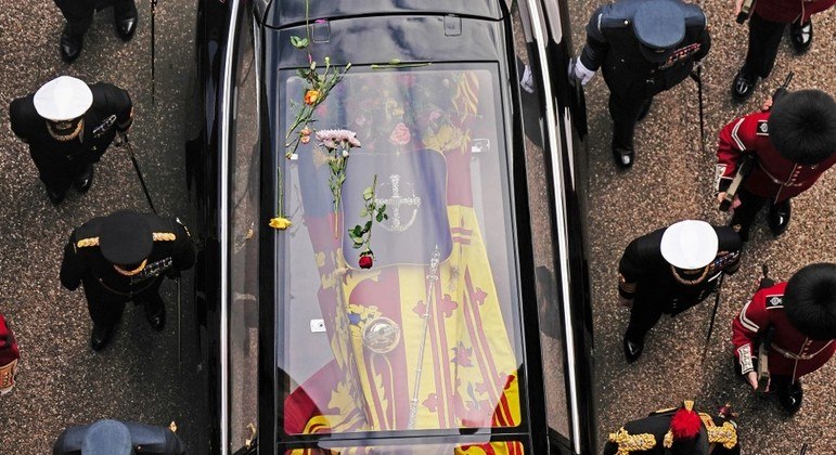 Caixão de Elizabeth 2ª é enterrado em Windsor