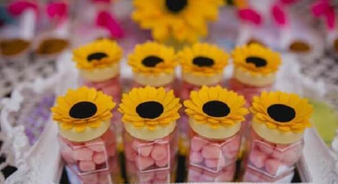Caixinha de acrílico com balas servem de lembrancinha para festa tema girassol