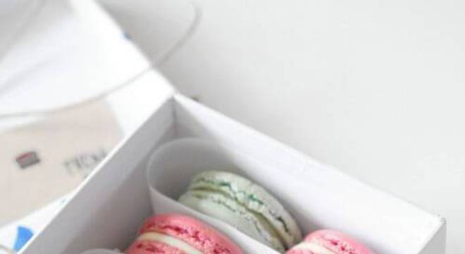 Caixinha para lembrancinha com macarons coloridos dentro