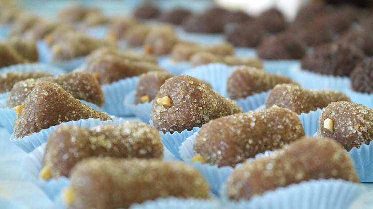 Cajuzinho- Tradicional doce brasileiro, é uma mistura de amendoim, chocolate e leite condensado. É especialmente associado a festas de aniversário. Cerca de 86 calorias por unidade. O nome se deve ao formato que lembra um caju pequeno.