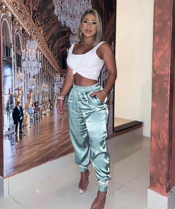 A especialista ainda dá dicas para usar a peça queridinha da vez em diferentes contextos. 