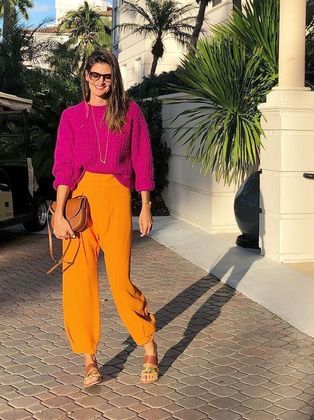 A profissional destaca que a tendência da temporada primavera-verão são peças de alfaiataria coloridas: verde, rosa, laranja e tons terrosos estarão em altaVeja também: Brincos de argola em versão atualizada para todas as produções