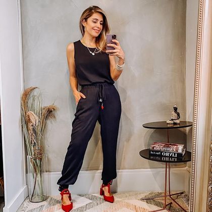 Caso você queira usar a calça jogger no trabalho, a dica de Luana é optar por cores mais neutras - como verde militar e caqui - e tecido de alfaiataria. Camisa branca e sapato scarpin ou mocassim são as peças ideias para completar o look formal, de acordo com a consultora