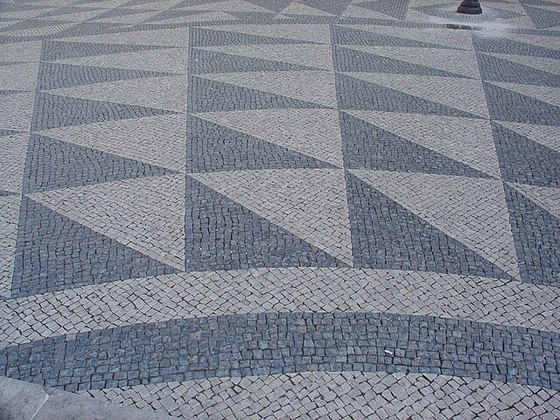 Calçada de pedra portuguesa é o nome dado a um determinado tipo de revestimento de piso, que, ao formar figuras, torna-se também uma espécie de arte urbana. 