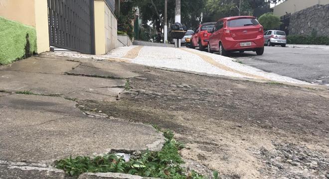 Calçada com buracos e degraus na região do Ipiranga, na zona sul de São Paulo