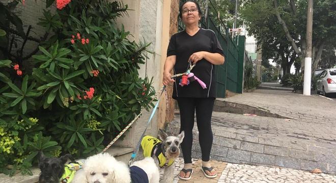 Degraus e buracos são obstáculos diários para Madalena