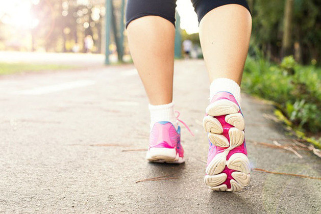 Calçados inadequados não apenas provocam incômodo e desestimulam o treino como também podem causar danos à saúde. 