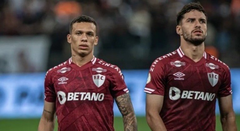 Calegari (E) e Martinelli em ação pelo Fluminense