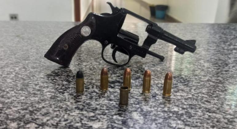 A arma calibre 32 usada no crime foi apreendida pela Polícia Militar
