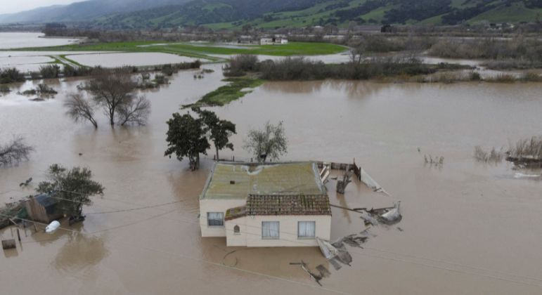 Cidade de Salinas, na Californe, é atingida por chuva forte e sofre com enchente