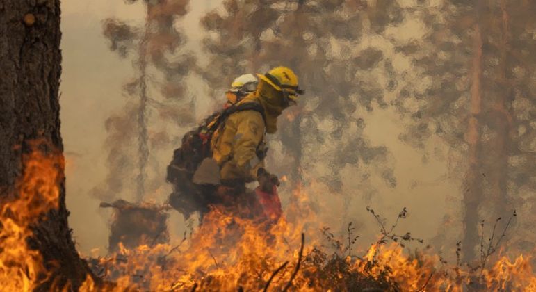 Bombeiros combatem as chamas em floresta próxima à cidade de Mariposa, na Califórnia