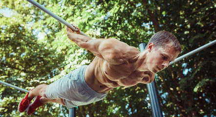 Calistenia usa peso do corpo para musculação