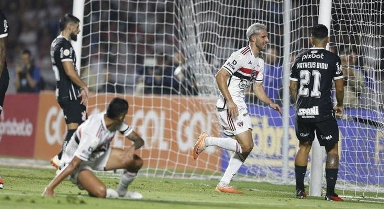 Calleri fez a festa com o recuou medroso do Corinthians. Dois gols no clássico. E vitória do São Paulo