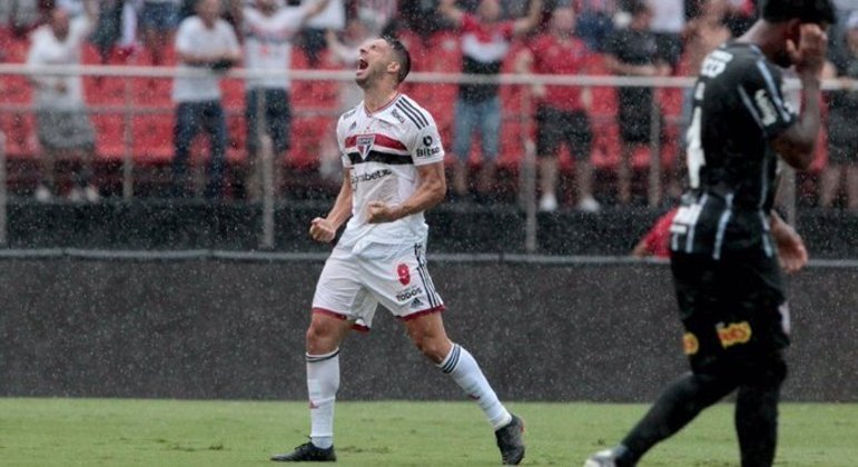 Argentino Calleri comemora gol com a camisa do São Paulo no clássico do Morumbi