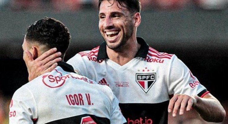 Calleri e Igor Vinícius fizeram seus gols sem marcação alguma do péssimo Bragantino

