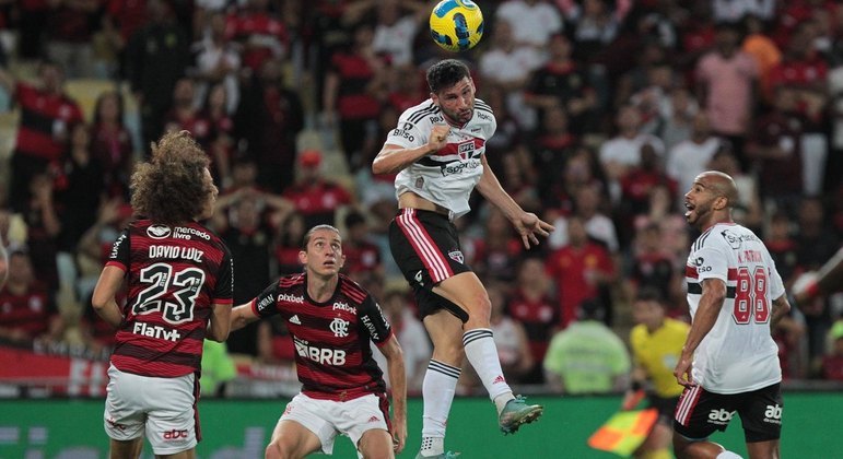 Calleri em partida contra o Flamengo pela Copa do Brasil