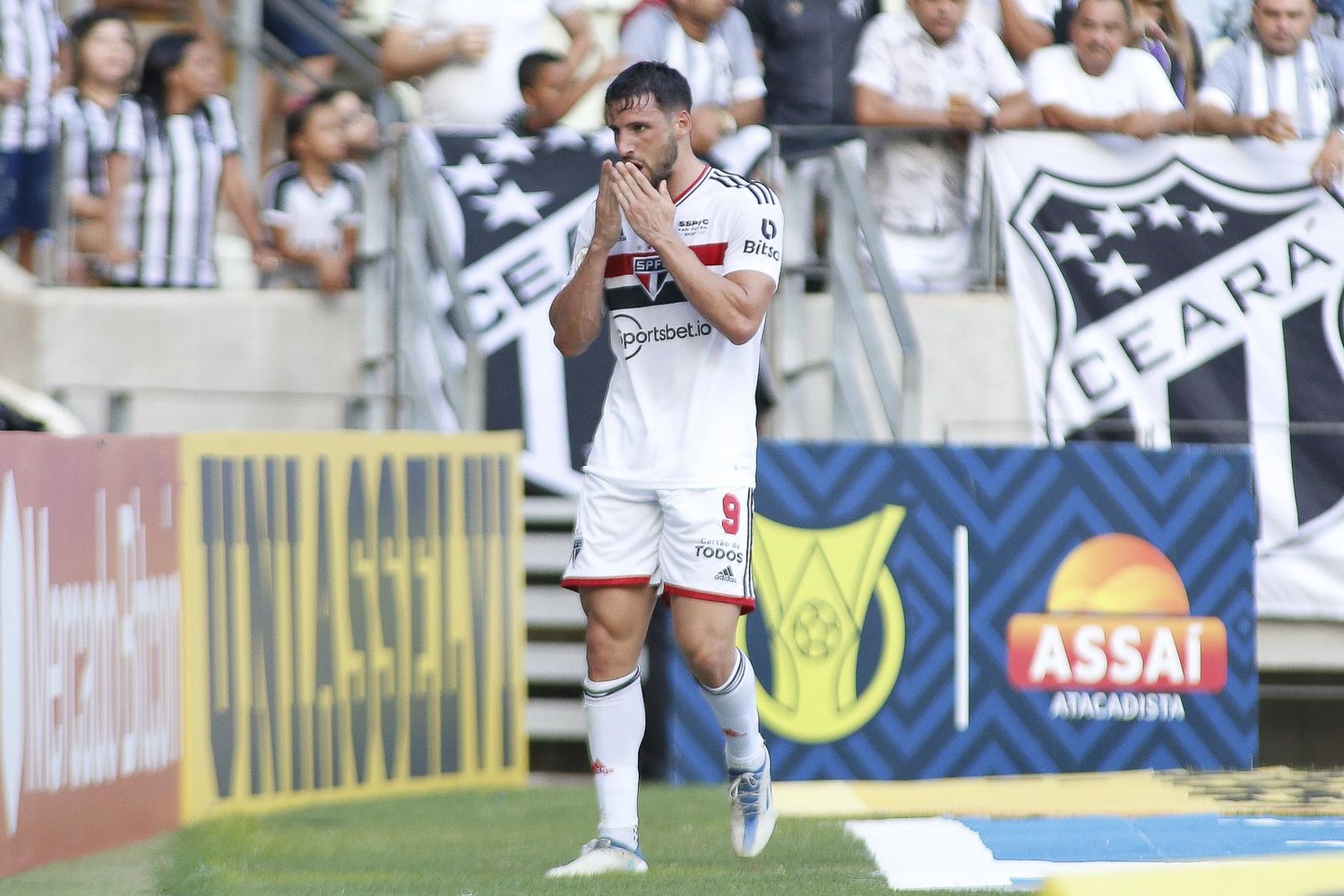 Calleri em partida pelo São Paulo