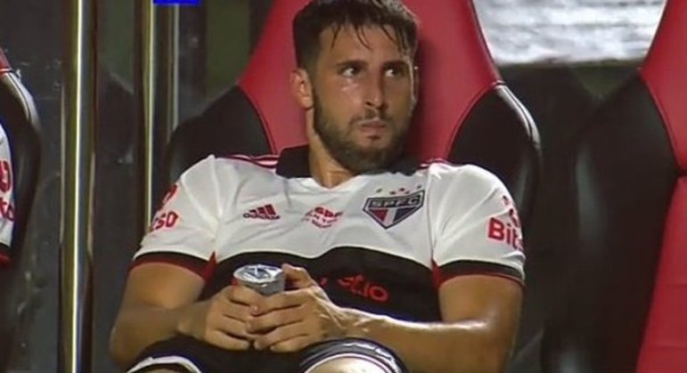 Calleri. A imagem do desânimo. Jogador contundido e vendo o seu time jogar mal