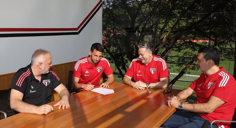 Calleri assinando contrato de renovação com o São Paulo