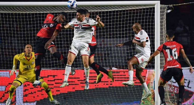 Calleri cabeceia em partida contra o Atlético-GO