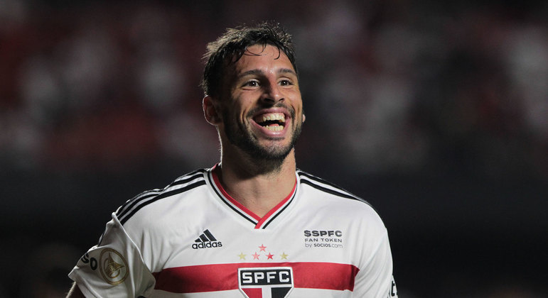 Calleri marcou os gols do empate do São Paulo nesta terça