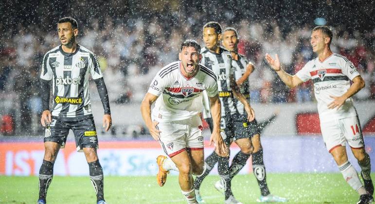 Calleri comemorando gol pelo São Paulo