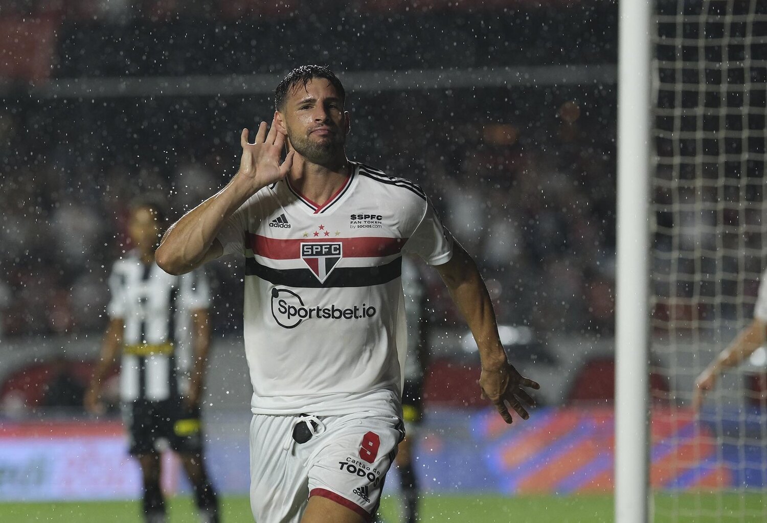 Ele joga! São Paulo divulga escalação para o clássico com Calleri